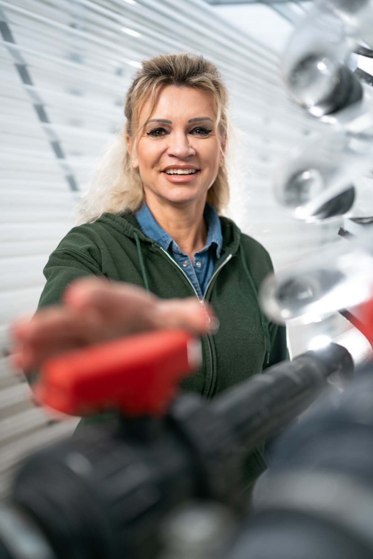 Katrin Beberhold an einer Maschine in ihrem Unternehmen Katrin Beberhold an einer Maschine in ihrem Unternehmen