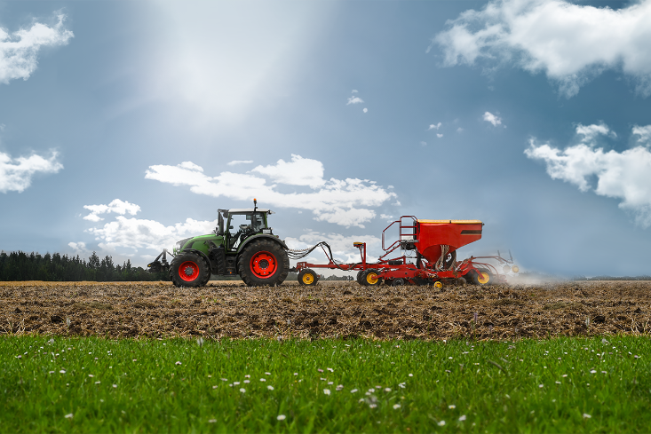 Traktor mit hellerem Himmel